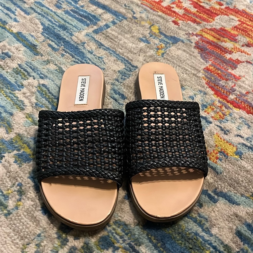 EUC Steve Madden Basket Weave Black Sandals- Size 8